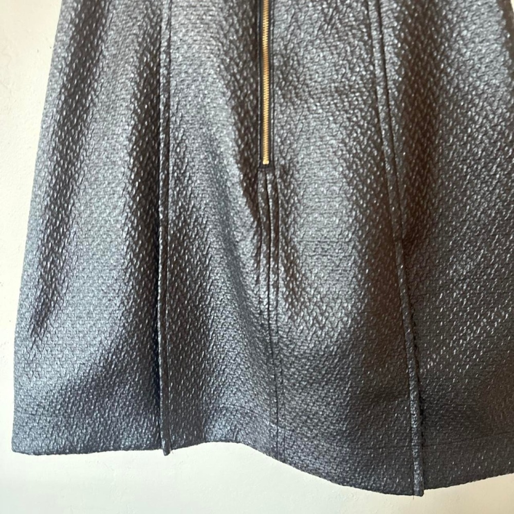 Banana Republic black textured leather skirt with zipper pockets, size 4 - Picture 3 of 8